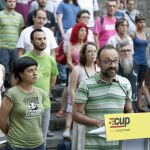 Los diputados Anna Gabriel (i) y Benet Salellas (c) de la CUP, junto a otros representantes de la formación en la plaza del Rey de Barcelona