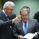 El comisario europeo de Migración, Dimitris Avramopoulos (i), conversa con el ministro español del Interior, Juan Ignacio Zoido, durante el Consejo de Ministros de Interior y Justicia celebrado en Bruselas (Bélgica)
