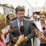 El ministro de Justicia, Rafael Catalá, ayer en los pasillos del Congreso