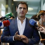 El líder de Ciudadanos, Albert Rivera, en declaraciones en los pasillos del Congreso