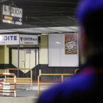 El suceso ocurrió a escasos metros de una comisaría de Policía Nacional, como se ve en el letrero de la imagen