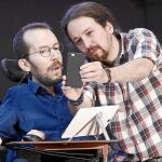 El líder de Podemos, Pablo Iglesias, se hace una foto con el secretario de Organización de la formación, Pablo Echenique, el viernes en Pamplona