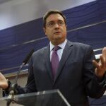 El portavoz del PSOE en el Senado, Óscar López, a su llegada a la rueda de prensa que ha ofrecido hoy en el Congreso