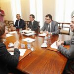 Oriol Junqueras conversa con la presidenta de la diputación de Barcelona, Mercè Conesa, el secretario de Hacienda, Lluís Salvadó (2-d); el director del programa para la aplicación y desarrollo de los Tributos de la Generalitat, Jordi Boixareu (3-d), y el jefe de gabinete de la oficina del vicepresidente, Lluís Juncà (4-d).