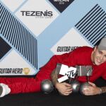 Justin Bieber posa con los galardones MTV EMA