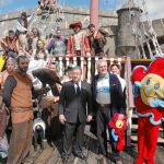 El alcalde y el director de Isla Mágica (c), en la apertura de la temporada el pasado sábado