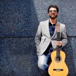 José Carlos Gómez es capaz de leer varios periódicos en su iPad mientras toca la guitarra. Le gusta mucho escuchar la radio para informarse, y la televisión prácticamente ni la ve.