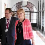 Teresa Florido y el abogado Jon Ander Sánchez, a su llegada a la comisión del Parlamento