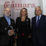 Marta Robles dialogó con Jesús Vigorra sobre su obra en la Cámara de Comercio de Sevilla (también en la imagen, el presidente de la institución, Francisco Herrero)