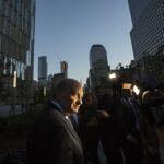 El ministro del Interior de España Jorge Fernández Díaz (i) ofrece declaraciones a periodistas antes de visitar el monumento en la "zona cero"ayer martes 20 de octubre de 2015