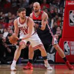 Pau Gasol marcado por Marcin Gortat (13) durante el partido