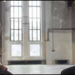 Una joven refugiada y otra europea, frente a frente