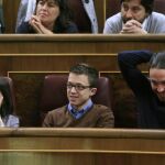 El líder de Podemos, Pablo Iglesias (d), el portavoz del partido, Íñigo Errejón (c), y la portavoz adjunta, Irene Montero