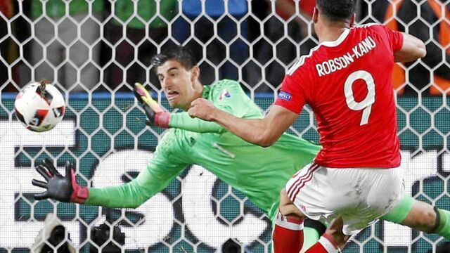 Tras una jugada excepcional, Robson-Kanu superó con facilidad a Courtois y adelantó a Gales