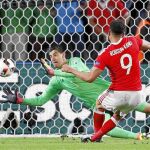 Tras una jugada excepcional, Robson-Kanu superó con facilidad a Courtois y adelantó a Gales