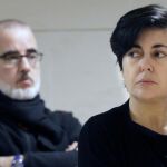 Rosario Porto (d) y Alfonso Basterra (i), los dos principales acusados de la muerte de su hija Asunta Basterra, durante la sesión del juicio del 1 de octubre de 2015