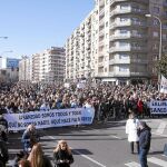 Imagen de la cabeza de la «Marea Blanca» convocada ayer en Salamanca.