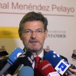 El ministro de Justicia, Rafael Catalá, atiende a los medios después de asistir a la inauguración del curso "Una Justicia de futuro: III Edición"en la UIMP, hoy en Santander