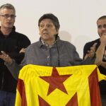 Los diputados de la CUP Gabriela Serra, Sergi Saladié y Xevi Generó durante la rueda de prensa