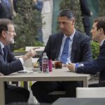 Fotografía facilitada por el PP del presidente del Gobierno, Mariano Rajoy (i); el candidato del PP a la Presidencia de la Generalitat de Cataluña, Xavier Garcia Albiol (c), y el vicesecretario de Comunicación del partido, Pablo Casado.