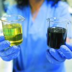 En el laboratorio se comprueba el resultado del proceso: El aceite tal como llega a la planta y la base lubricante regenerada