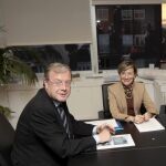 El alcalde de León, Antonio Silvan junto a la concejala de Urbanismo y Medio Ambiente, Ana Franco, en una reunión de trabajo