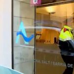 Policías y guardias civiles en la sede de Agissa