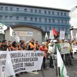Un centenar de personas se manifestó ante la sede de la DGT