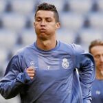 Cristiano Ronaldo resopla en el entrenamiento de ayer en el Allianz Arena