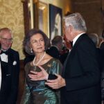 La Reina Sof&iacute;a conversa con el presidente del C&iacute;rculo del Liceo, Ignacio Garc&iacute;a-Nieto, a su llegada a la cena de gala
