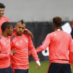 Douglas Costa junto a Vidal, en el entrenamiento de ayer