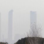 Las Cuatro Torres de la capital apenas se veían ayer debido a la capa de contaminación