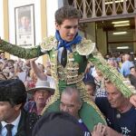 Ginés Marín sale a hombros, ayer, por la Puerta Grande de Santander