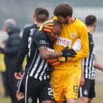 Everton Luiz abandona el campo consoldado por el portero de su equipo, Filip Kljajic.