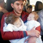 Un padre abraza a sus dos hijos fallecidos en el ataque químico del martes en Idlib