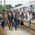 Los inmigrantes llegan a la estación de tren de Szentgotthard, en Hungría, junto a la frontera con Austria.