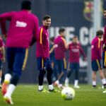 Los jugadores del FC Barcelona, Neymar Jr. (de espaldas), Leo Messi (i) y Luis Suárez (d), durante el entrenamiento que el club azulgrana.