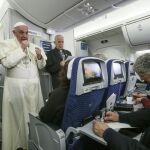 El Papa Francisco se dirige a los periodistas a bordo del avión que le trasladó de México a Italia