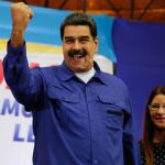 Fotografía cedida por la oficina de prensa de Miraflores, del presidente venezolano, Nicolás Maduro (c), y su esposa, Cilia Flores