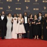El elenco de «The Handmaid's Tale» posa con sus galardones
