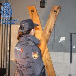Una agente en el lugar donde se efectuaron las grabaciones de contenido sexual.