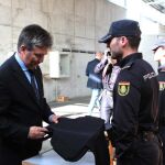 Ignacio Cosidó entrega el chaleco a uno de los nuevos agentes