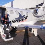 Neymar, en la escalerilla del avión privado que tiene en propiedad