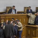 Diputados de la coalición Mesa de Unidad Democrática (MUD) y del Partido Socialista Unido de Venezuela (PSUV) discuten en el hemiciclo durante la sesión