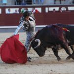 Juan del Álamo torea por la diestra ayer en la Corrida Goyesca