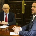 Cristobal Montoro, preside la Reunion del Comite de Politica Fiscal y Financiera (CPFF) el pasado año, junto a Oriol Junqueras.