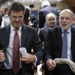 El ministro de Justicia, Rafael Catalá (i), y el fiscal general del Estado, José Manuel Maza (d)