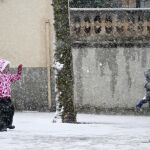 Dos niños juegan con la nieve hoy en Bunyola, a los pies de la Serra de Tramuntana (Mallorca)