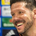 El entrenador argentino del Atlético de Madrid, Diego Simeone, ofrece una rueda de prensa en Eindhoven, Holanda