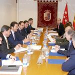 El alcalde de Móstoles, tercero por la izquierda, junto al consejero de Transportes regional, Pablo Cavero, durante la reunión por el Cercanías